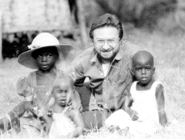 irmão Alfredo Fiorini com meninos e crianças africanas